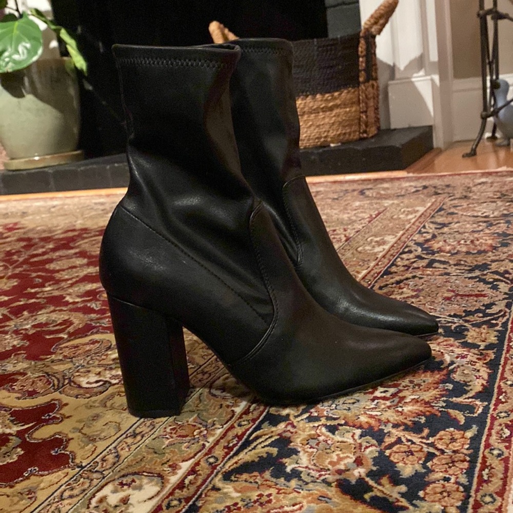 Pointed black leather heeled ankle booties
